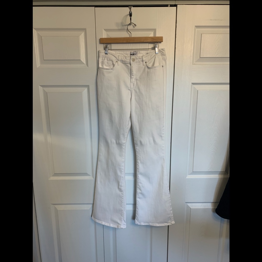Skinny, flare jeans, high rise, white.